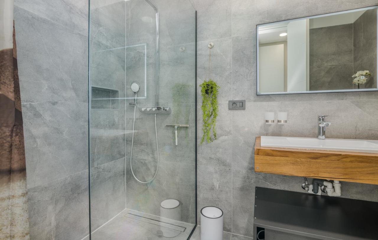 Luxury Villa Weiss - Malinska - Heated Pool - Central Floor Heating In Winter Extérieur photo